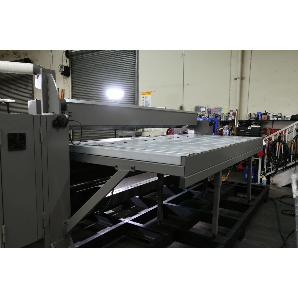 Side view of Flatbed Table Machine