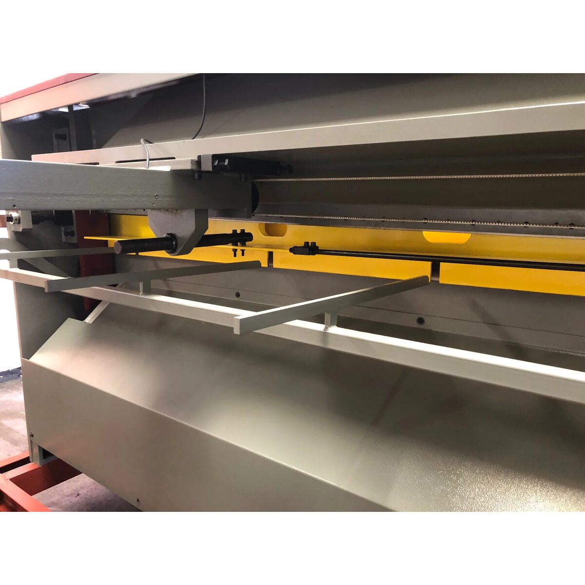 View of  shear blade alignment